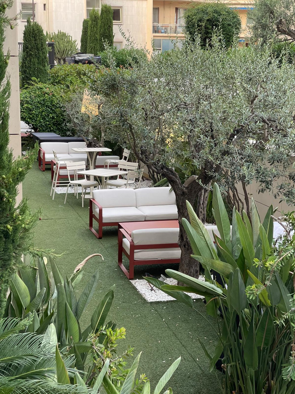Rooftop aménagé avec vue mer sur la Côte d’Azur