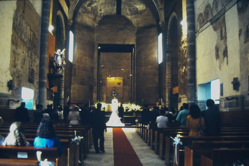 ちょうど結婚式が行われていた。何故かスペイン人そのものの人びとが多い印象であった。