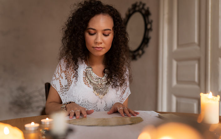 coup-moyen-femme-lisant-le-tarot-a-la-maison.jpg