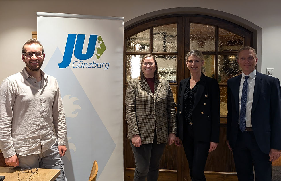 Foto: v.l.n.r. Alexander Frey (JU Ortsvorsitzender), Stefanie Wagner (JU Kreisvorsitzende), Monika Wiesmüller-Schwab (Geschäftsführerin Architekturbüro Schwab) und Bernd Bruchner (Bereichsdirektor Wohnbau Sparkasse Schwaben-Bodensee).