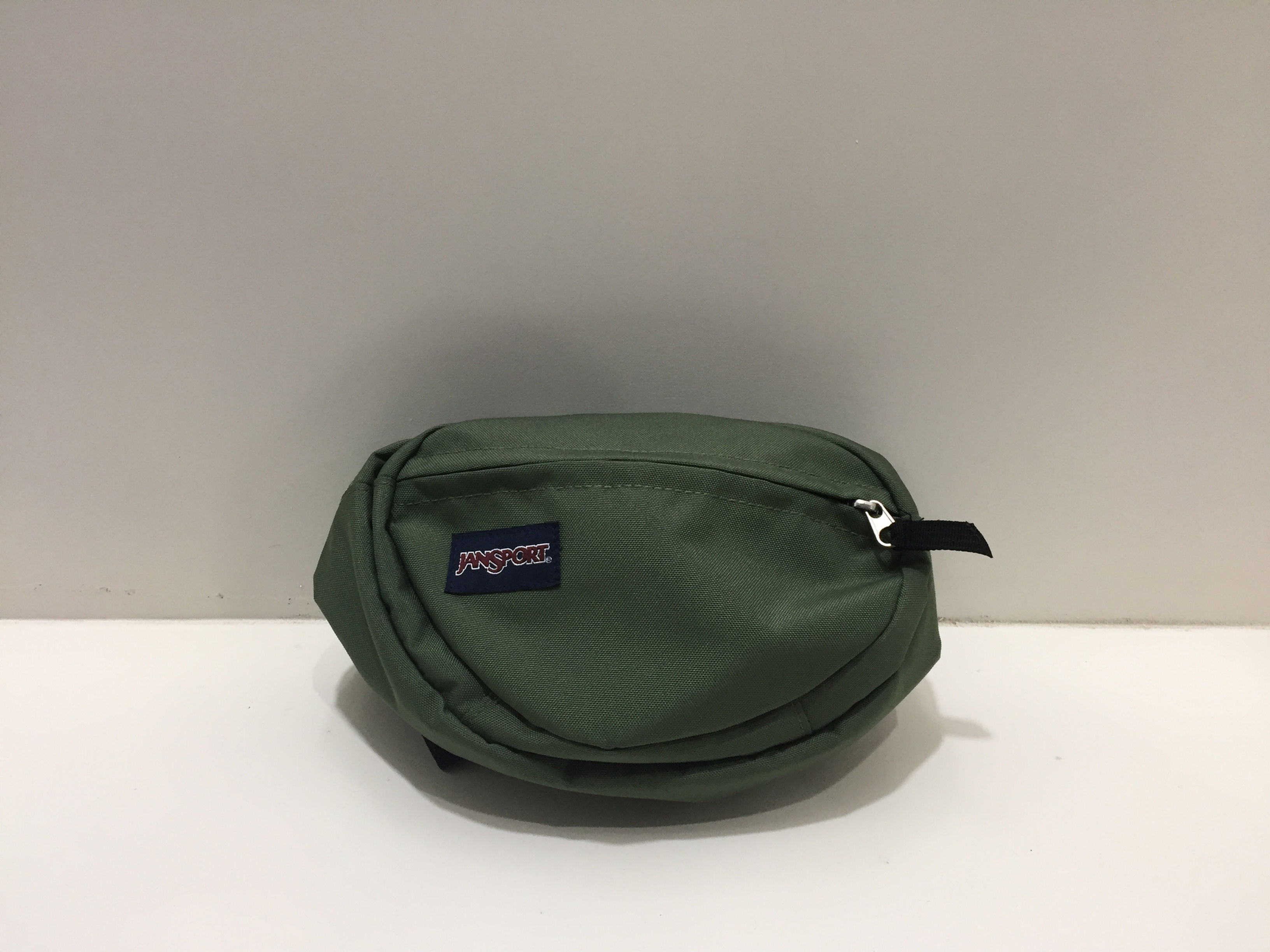 Cangurera Jansport Fifth Avenue Muted Green 2.5L