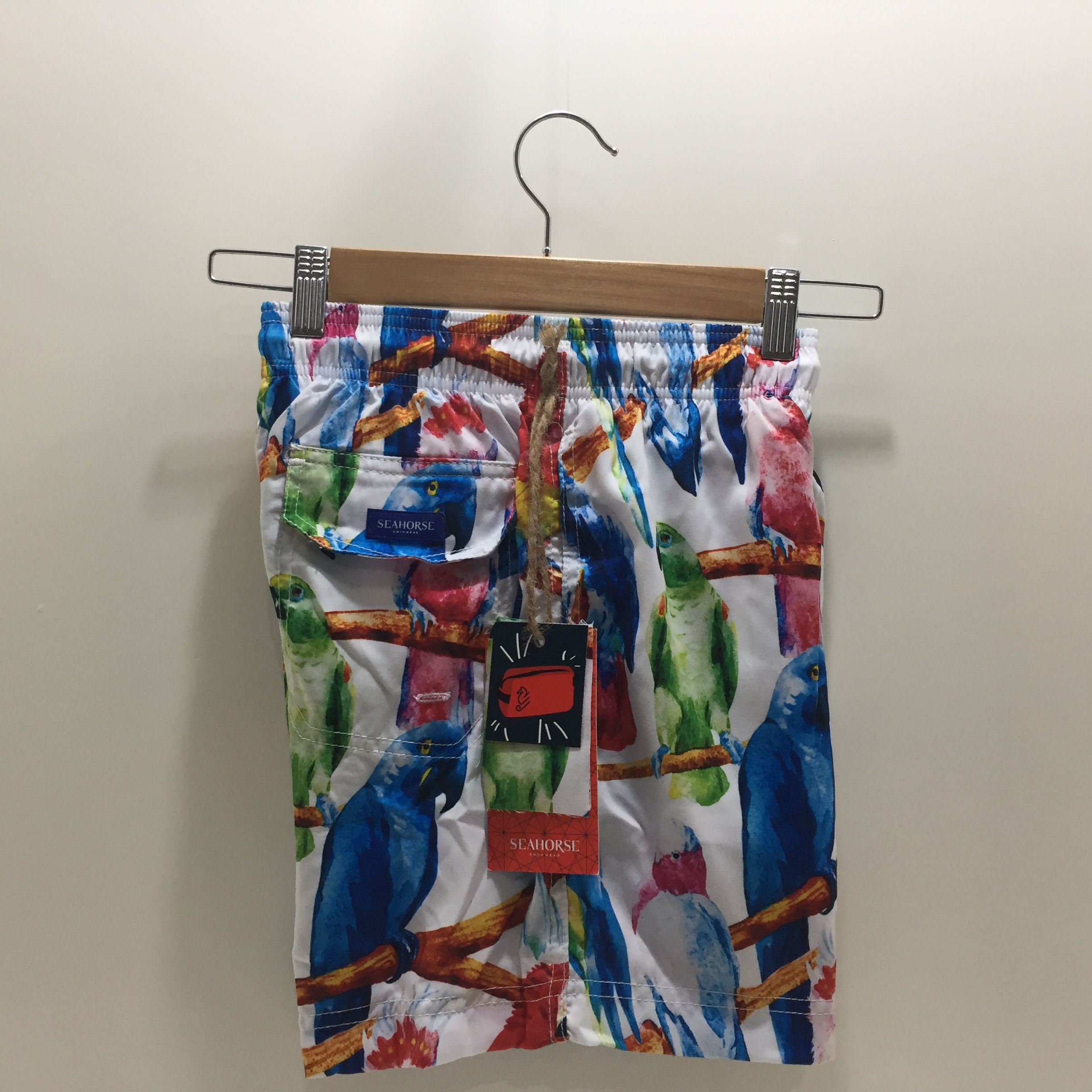 Seahorse Volley 100% Poliester, bolsas laterales y trasera.