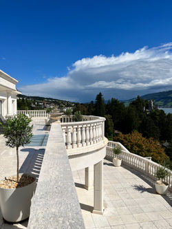 Terrasse einer Villa mit Sicht auf den Garten. Konzipiert und gepflegt vom Gärtner aus Luzern