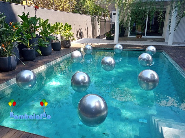 Balões bubble para decoração de piscina.