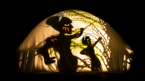 Espetáculo conta a história da lenda da Iara na linguagem do teatro de sombras