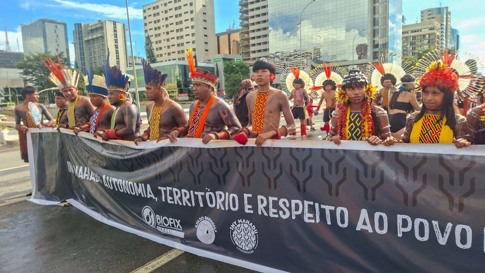 Mobilização indígena reforça a luta por autonomia, demarcação de territórios e respeito aos direitos dos povos originários no Brasil. Imagem: COIAB -  colaboração @xapaz__ | @hadori.karaj | Inaldo Tembé | @okarfotografo | @kaititopramrefoto | @are_yudja / Divulgação.