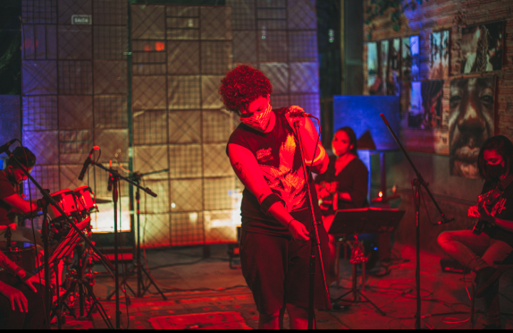 Renata Beckman atuando como técnica de som no FEMEA - Divulgação.