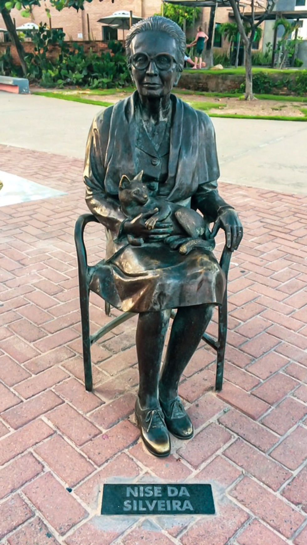 Monumento Nize da Silveira no corredor Vera Arruda