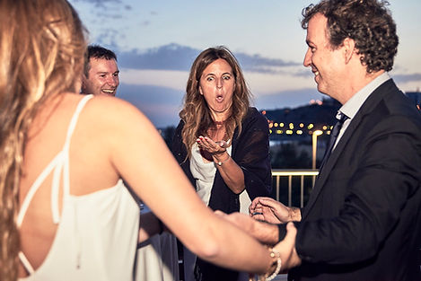 El mag Eduard Juanola sorprenent als convidats d’un casament a Barcelona fent-los un joc de màgia a les mans