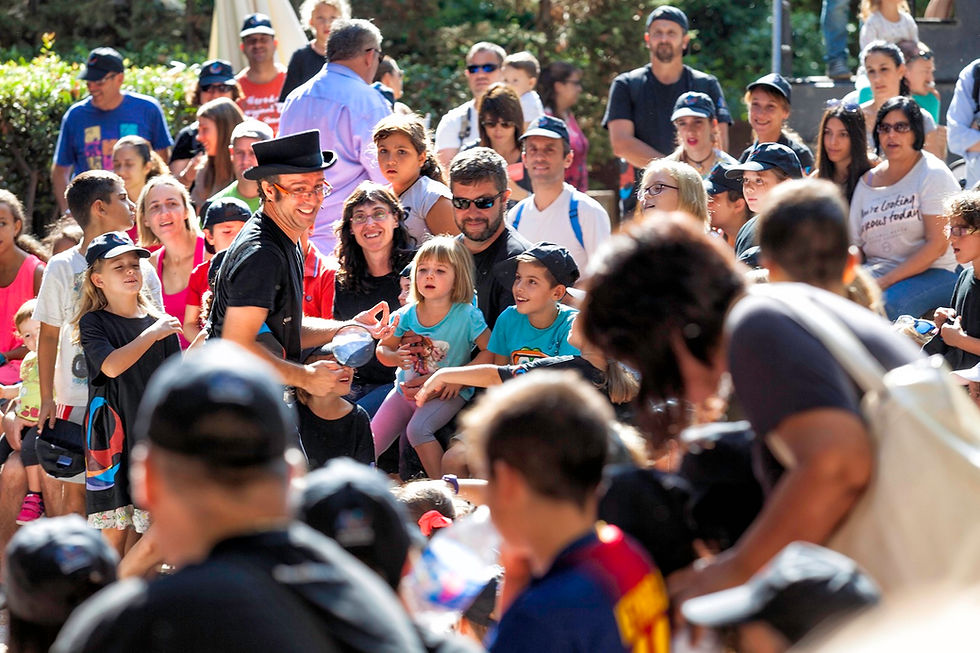 El mag Eduard Juanola interactuant amb el públic en l’espectacle de màgia familiar Impossible! a Gir