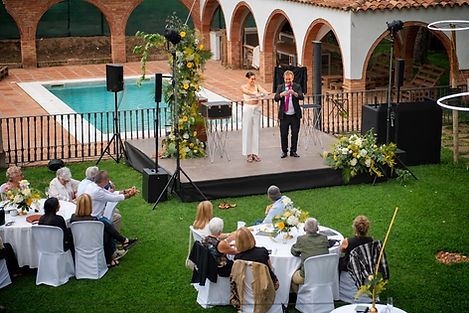 El mag Eduard Juanola fent un espectacle de màgia de saló en un casament a Barcelona