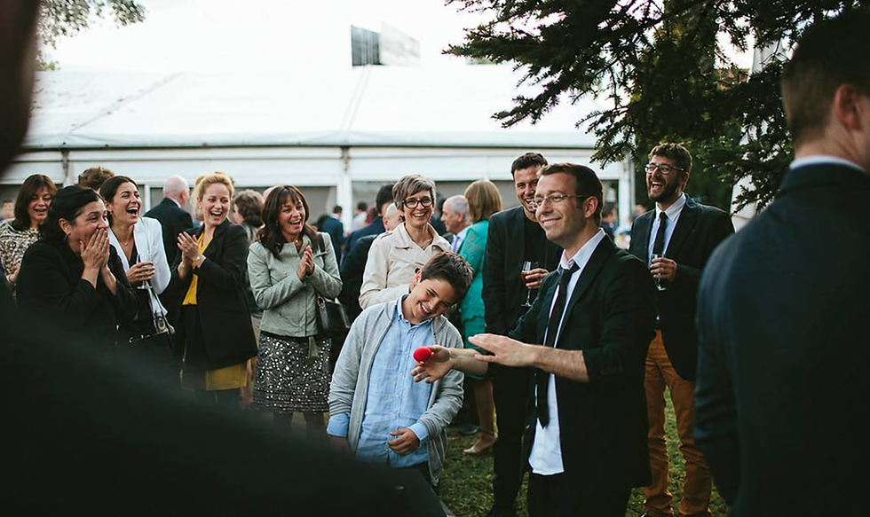 El mag Eduard Juanola fent màgia itinerant en l’aperitiu d’un casament a Girona