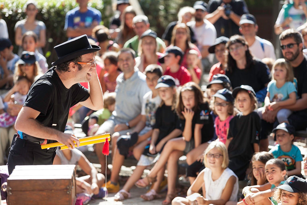 El mag Eduard Juanola presentant l’espectacle Impossible! en un acte públic a Barcelona