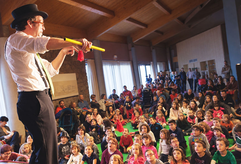 El mag Eduard Juanola mostrant unes varetes màgiques japoneses al públic en l’espectacle de màgia fa
