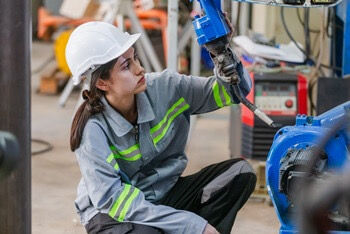 خطورة بعض الأعمال على المرأة: دراسة المخاطر الصحية والنفسية