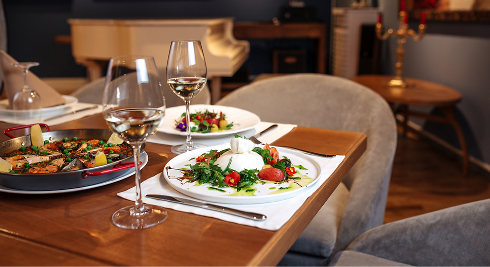 restaurant-table-served-with-spanish-buratta-tomato-peppers-salads-paella_edited_edited.pn