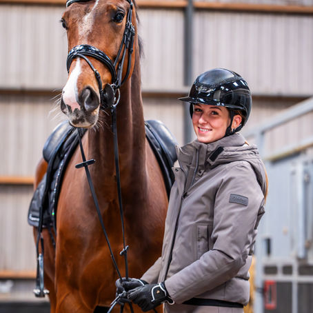 Welkom bij Demi Feijs Dressage: Uw partner in paardentraining en -begeleiding