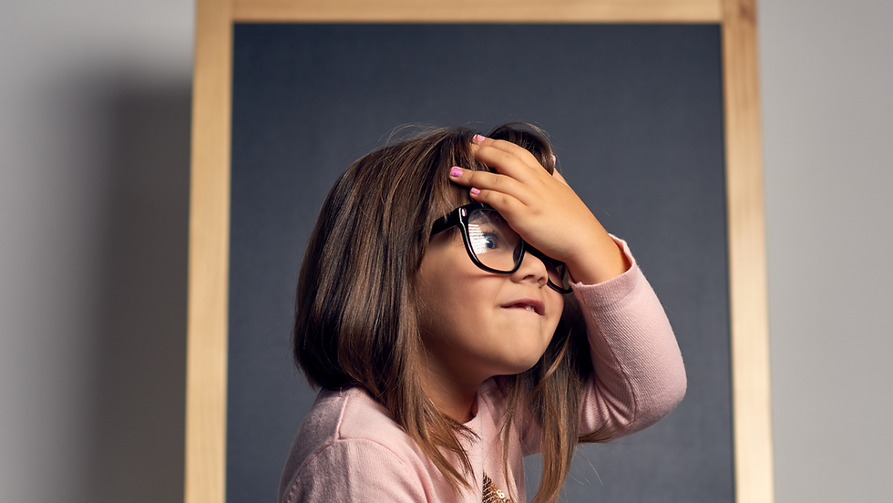 Immagine simbolica sul tema dell’autogiudizio: bambina pensierosa che riflette su sé stessa, metafora del dialogo interiore nel counseling individuale.