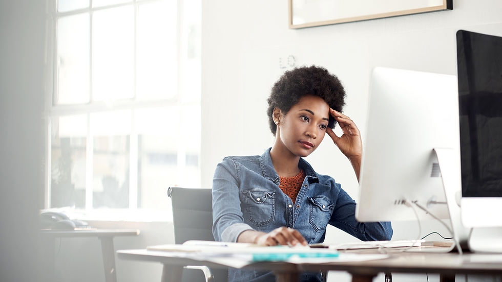 Persona seduta alla scrivania, sguardo perso nel vuoto, circondata da elementi ordinati ma impersonali, con un’espressione interrogativa tra quiete e smarrimento — simbolo di una crisi interiore silenziosa nel mondo del lavoro.