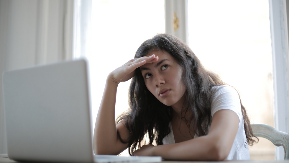 Donna seduta davanti al computer, appoggiata con lo sguardo sospeso e mano sulla fronte, espressione confusa e stanca: rappresenta il momento di incertezza profonda in cui si sa solo che “così non si può andare avanti”.