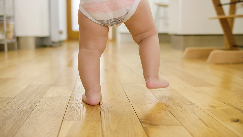 Bimbo che muove il primo passo, simbolo del blocco e della difficoltà a iniziare un nuovo percorso.