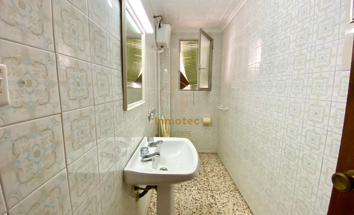 Guest toilet with washbasin and window