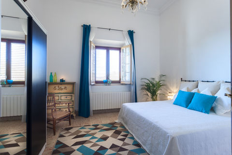 Room with closet in Villa Maresme