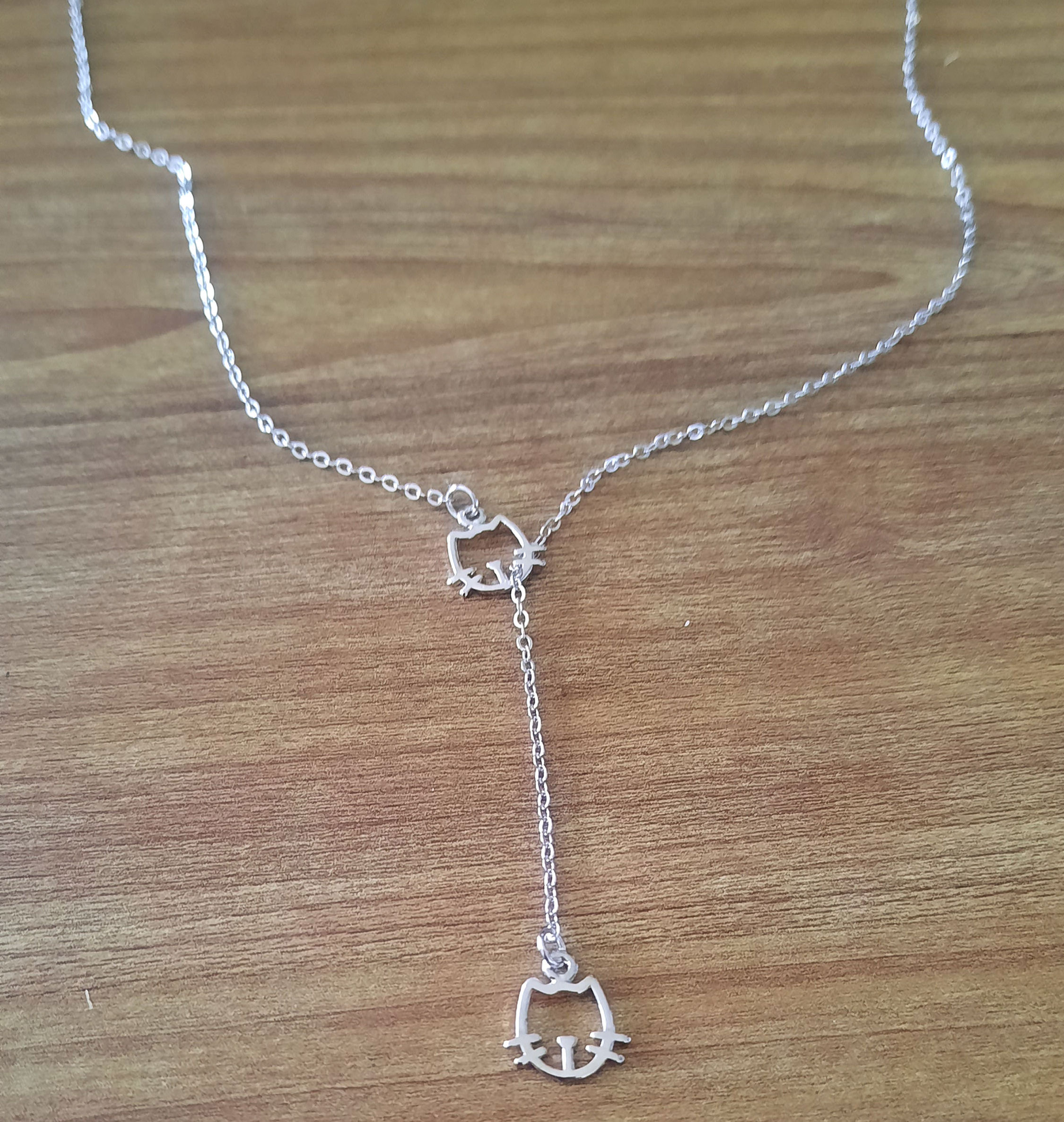 Colar gravatinha 2 gatinhos réplica no banho do ouro branco