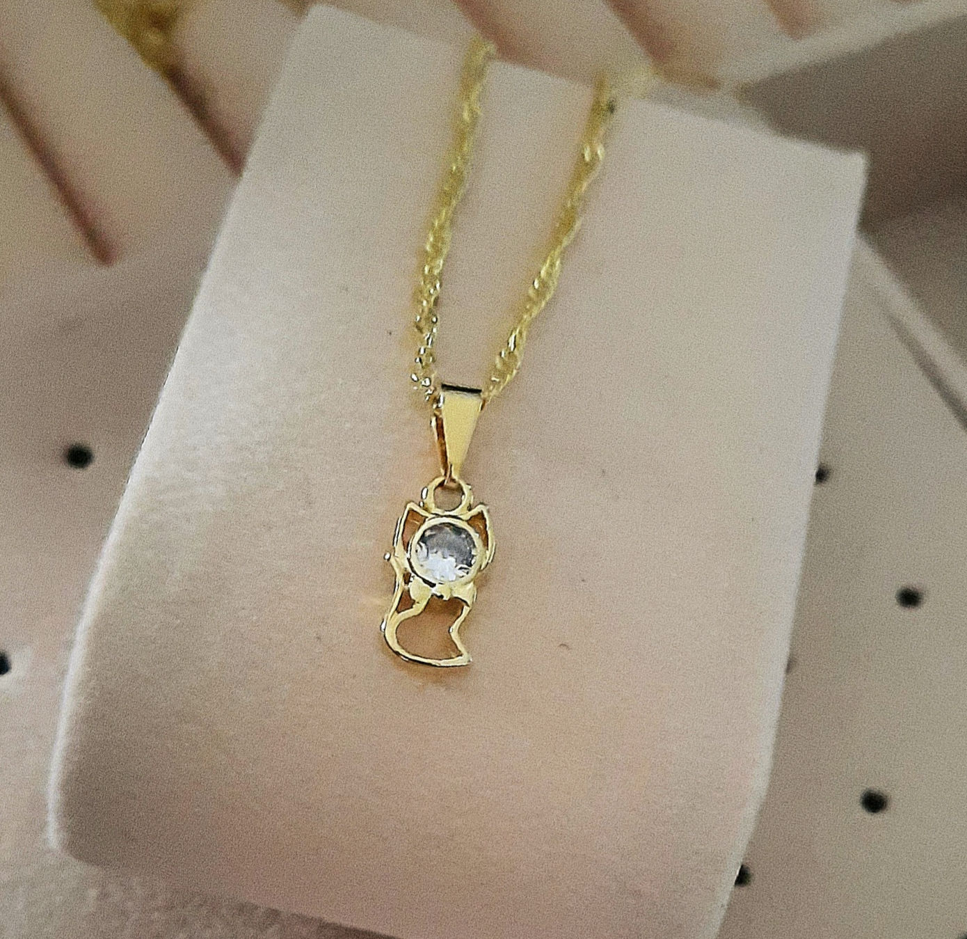 Pingente cara gato zircônias  no banho do ouro 18k