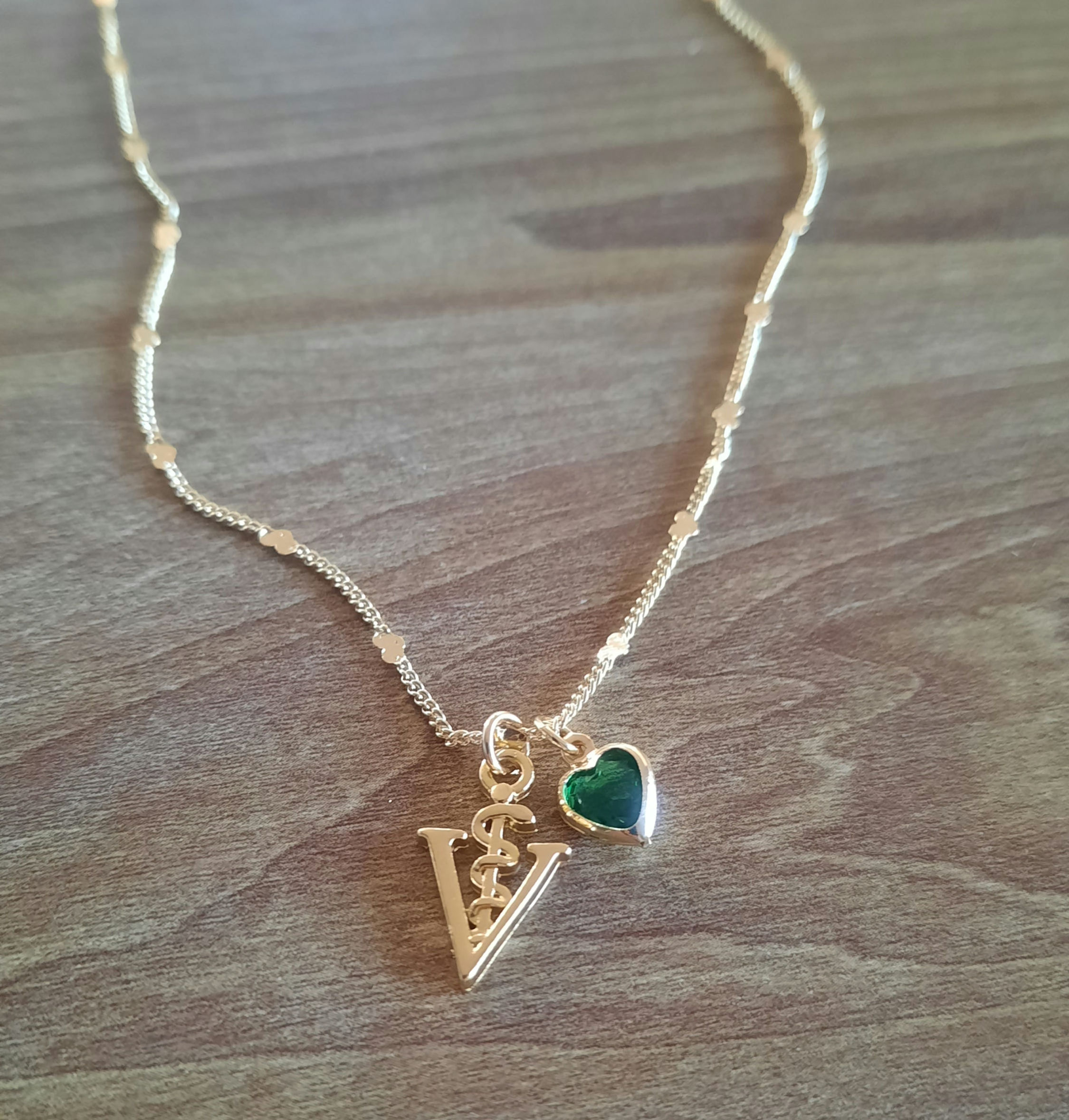 Colar coração  com símbolo veterinária e coração  verde zircônia no banho 18k