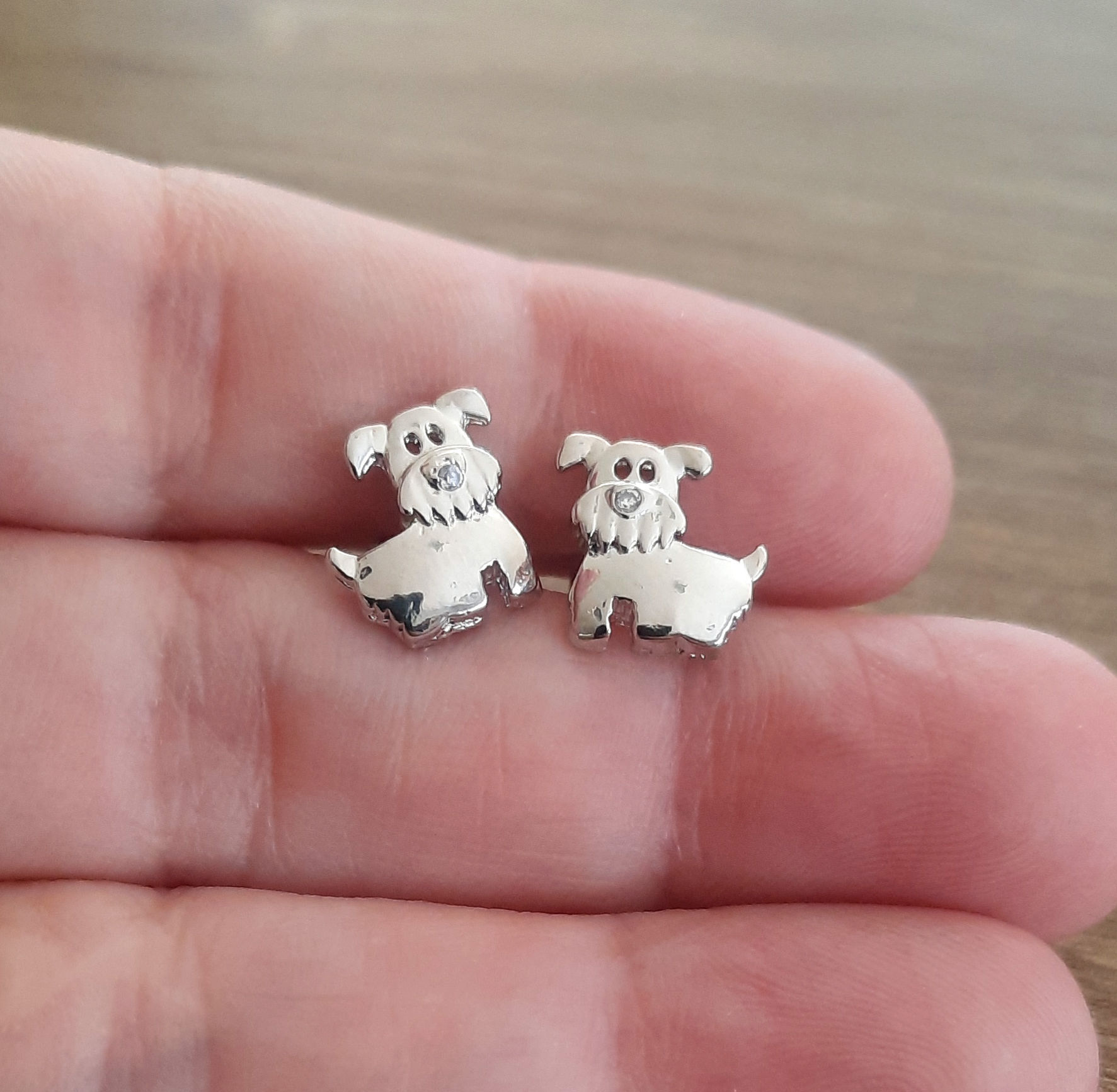 Brinco cachorro com zircônia no focinho  no banho do ouro branco 