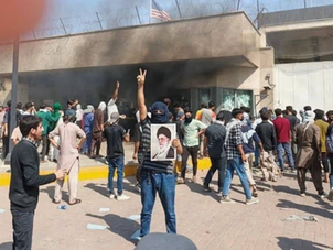 Irano gatvės nušvito džiaugsmu - žmonės šventė diktatoriaus pabaigą