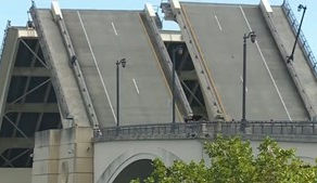 Se abrió el puente levadizo cuando cruzaba en bicicleta: cayó y murió