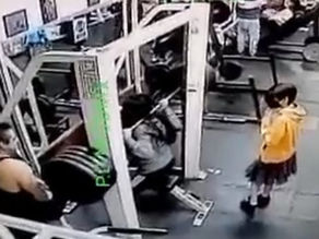 Video Sensible: momento en que muere una mujer al intentar cargar una pesa en el gimnasio