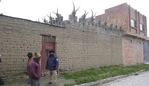 Un hombre es devoto del diablo y decoró su casa con 12 esculturas escalofriantes