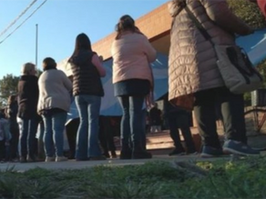 Una docente reprobó a una alumna y sus familiares atacaron su casa