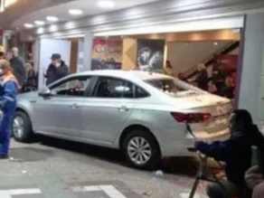 Un auto que chocó contra la fachada de un teatro en Mendoza dejó varios heridos