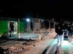 Asesinan de 40 tiros a una mujer y su hija en Rosario