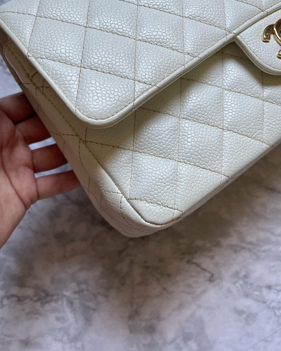 Thumbnail: Chanel White Medium Vintage Caviar Classic Flap in 24K GHW