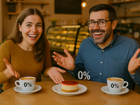 Két boldog vendég látható, akik cukrászdában fogyasztanak egy-egy kávét és egy süteményt, és láthatóan nagyon örülnek, hogy 0% adó vonatkozik erre az esetre, a 0% a csészéken és a sütemény mellett is látható.