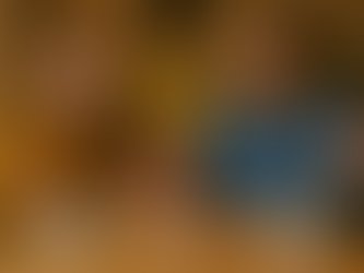 Két boldog vendég látható, akik cukrászdában fogyasztanak egy-egy kávét és egy süteményt, és láthatóan nagyon örülnek, hogy 0% adó vonatkozik erre az esetre, a 0% a csészéken és a sütemény mellett is látható.