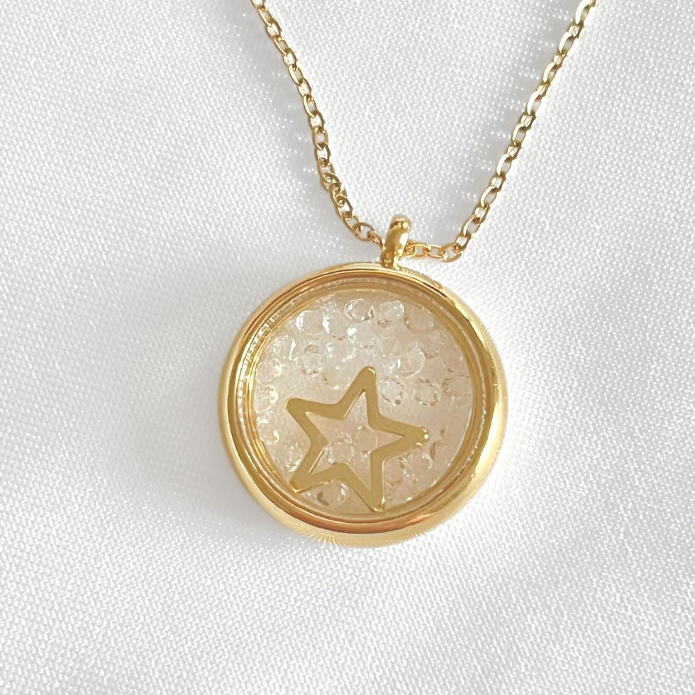 Miniature : Collier pendentif rond avec une étoile et des petites perles transparentes à l'intérieur. Acier inoxydable doré