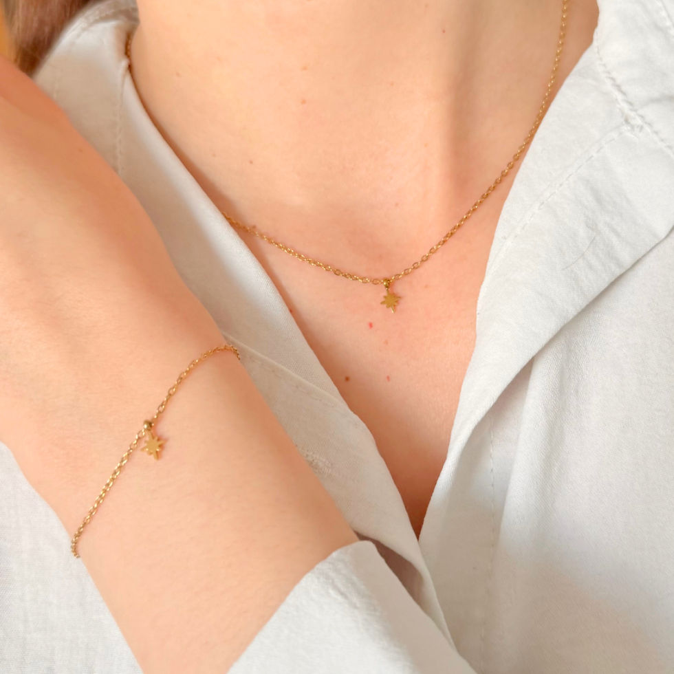 Miniature : Bracelet chaîne fine et délicate avec une petite breloque étoile. Acier inoxydable doré