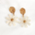 Boucles d'oreilles pendantes fleurs blanches. Acier inoxydable doré et acrylique.