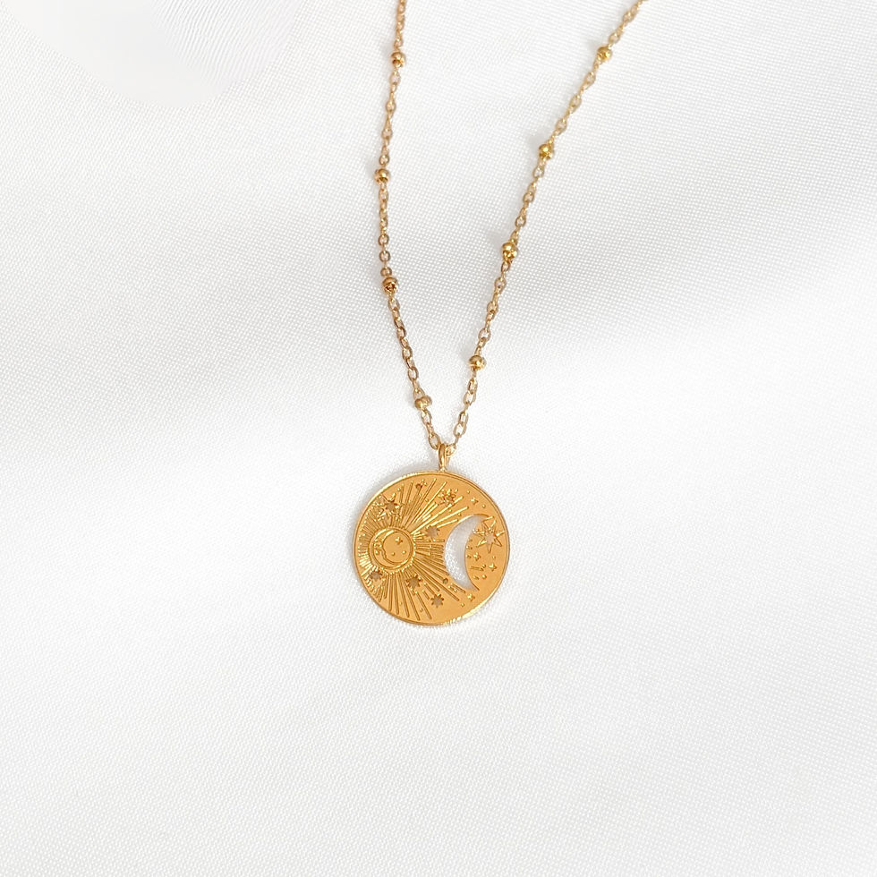 Collier en acier inoxydable doré avec médaillon lune et gravures délicates