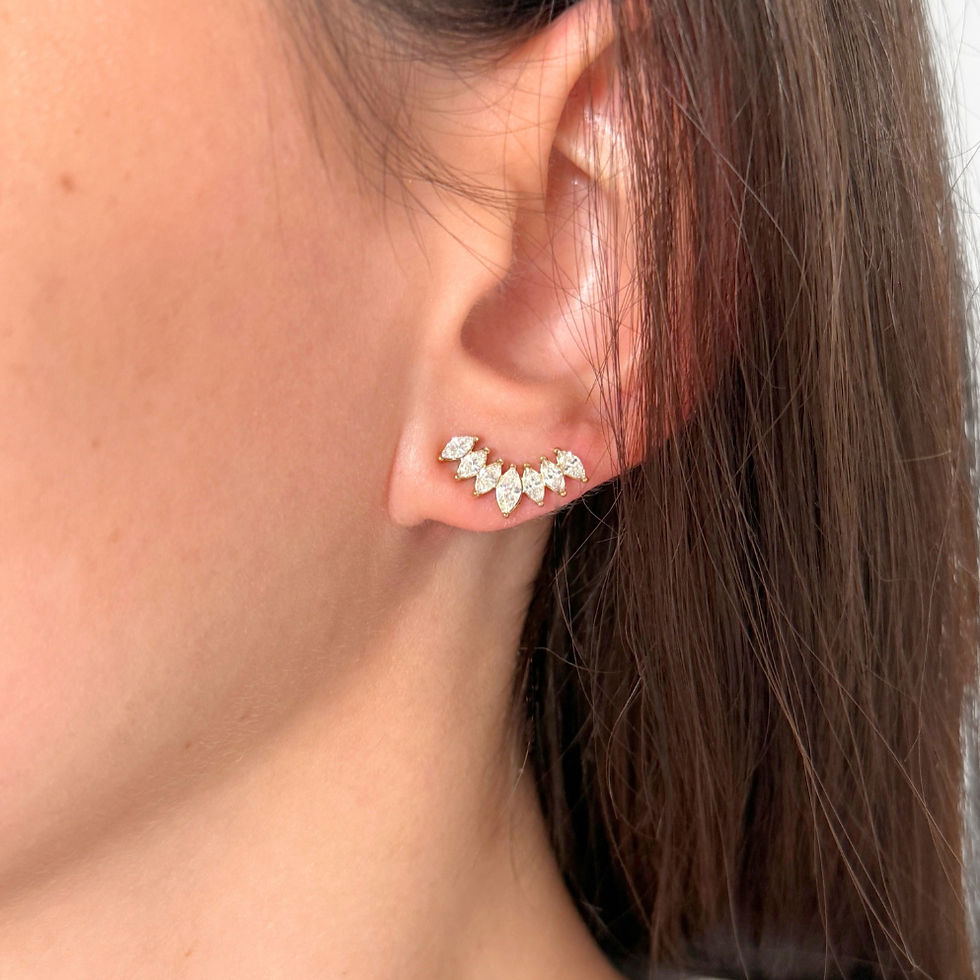 Boucles d'oreilles en acier inoxydable doré ornées de strass effet cristal. Strass taillés en navette