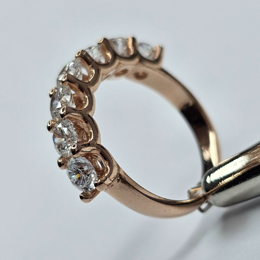 An astonishing 14K rose gold half-eternity ring with 1.00-1.50 carats of lab-grown diamonds, D-F color, and VVS clarity