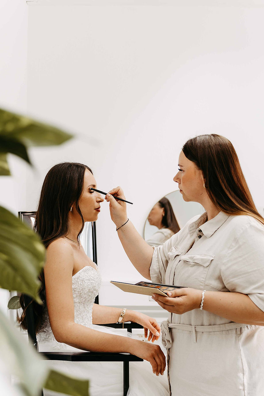 Braut-Make-up wird von einer Stylistin aufgetragen
