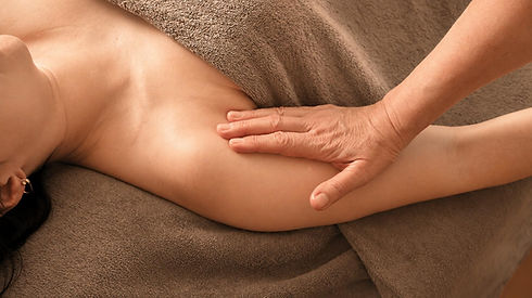 Manuelle Lymphdrainage am Oberarm einer liegenden Frau