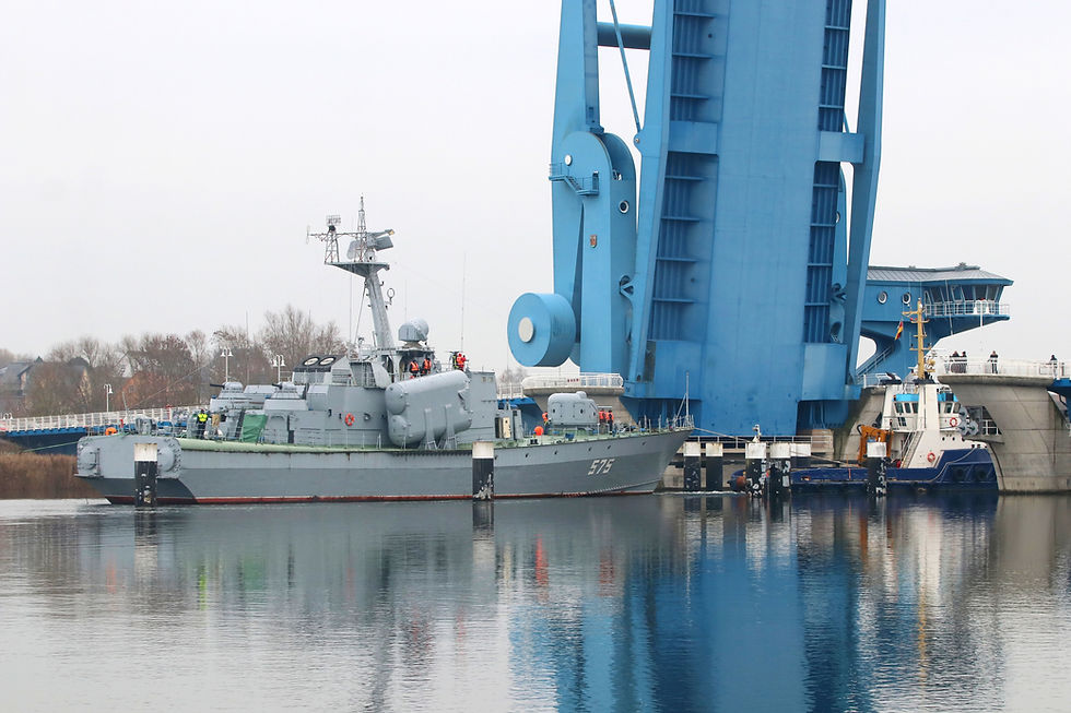 Brückenzug: Am Dienstag wurde das NVA-Raketenschiff „Hans Beimler“ von Peenemünde in die Wolgaster Werft geschleppt. Quelle: Tilo Wallrodt